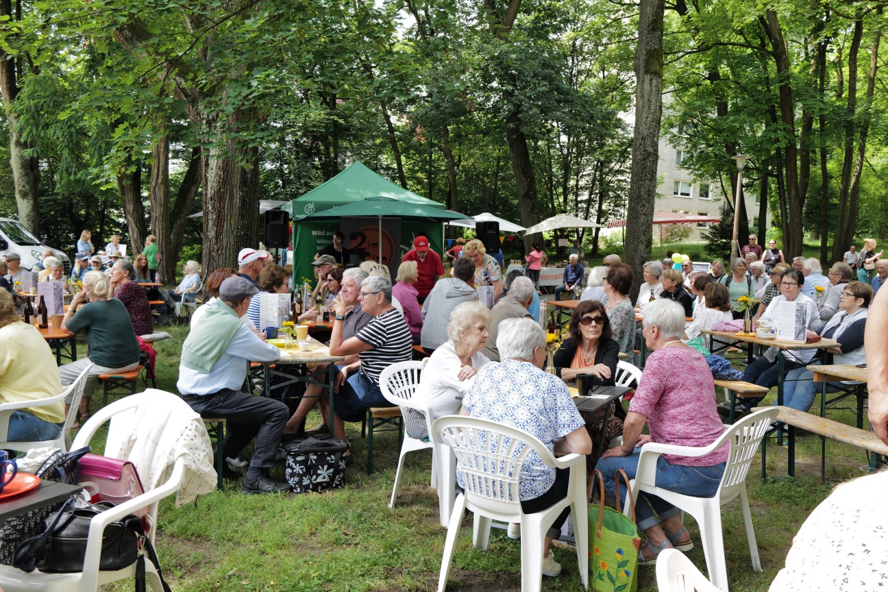 Feier zum 10. Geburtstag des Wochenmarktes Erlenstegen: Die Besucher freuen sich über das Fest.