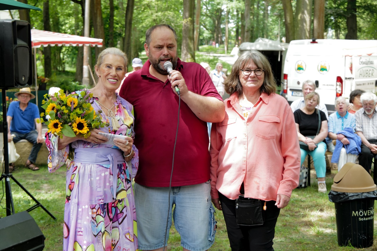 Feier zum 10. Geburtstag des Wochenmarktes Erlenstegen: Frau Stuiber-Petersen mit den Wochenmarktsprechern Herr Huber und Frau Teluch.