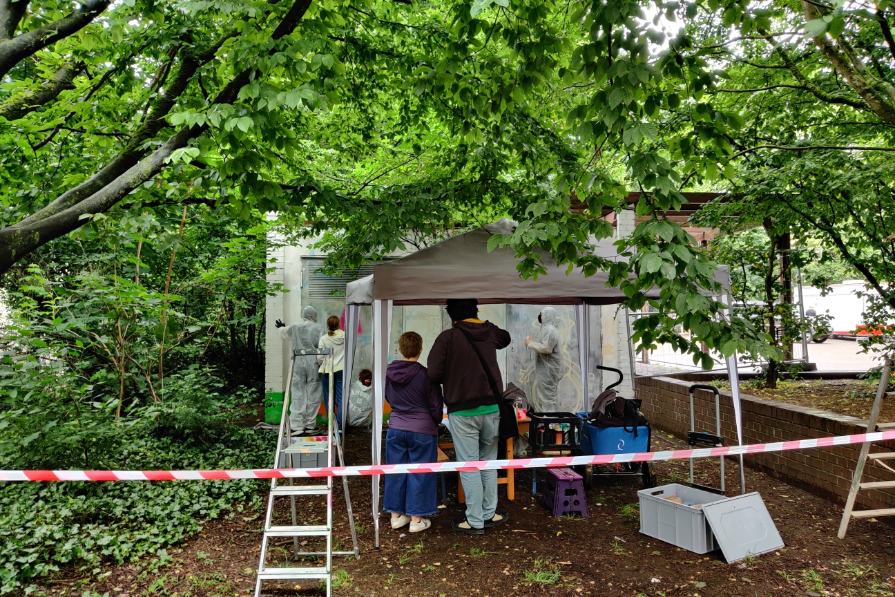 Das alte Trafohäuschen am Kobergerplatz wird durch die Jugendlichen des Jugendtreff Maxfeld mit einem Graffiti besprüht