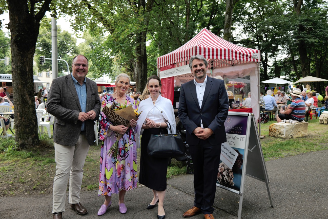 Feier zum 10. Geburtstag des Wochenmarktes Erlenstegen: Bürgermeister Vogel, Frau Stuiber-Petersen, Wirtschaftsreferentin Dr. Heilmaier, Dienststellenleiter von Dobschütz-Dietl.