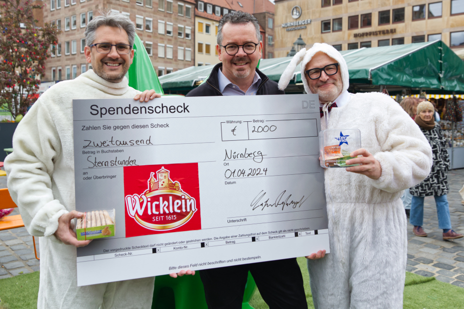 Übergabe des Spendenschecks in Höhe von 2000€ an die Sternstunden, Bild © (c) Axel Eiseleaxel.eisele@sta / Stadt Nürnberg / City of NurembergDepartment for Economic Development / Wirtschaftsförderung NürnbergTheresienstr.