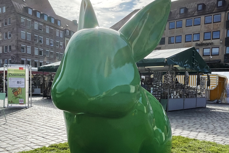 Der übergroße Osterhase Möhrchen im Zentrum des Ostermarktes, Bild © Nürnberger Märkte