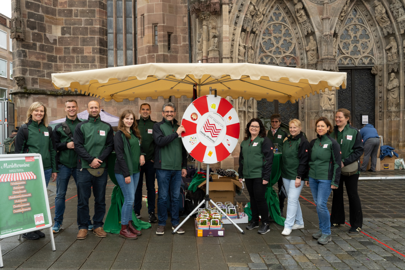 Das Team der Nürnberger Märkte mit dem Glücksrad anlässlich des 100. Trempelmarktes., Bild © Christine Dierenbach/Amt fuer Kommunikation und Stadtmarketing