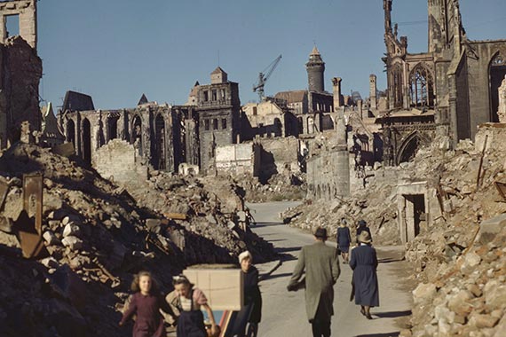 Blick auf die kriegszerstörte Innenstadt Nürnbergs.