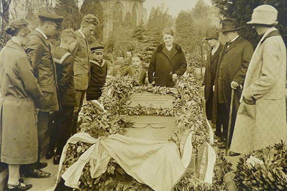 Das geschmückte Grab Albrecht Dürers auf dem Johannisfriedhof, 1928.