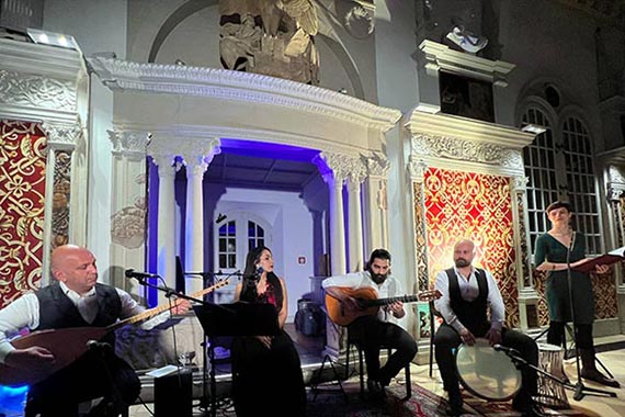 Die Musikgruppe SADIK bei einem Auftritt im Hirsvogelsaal.