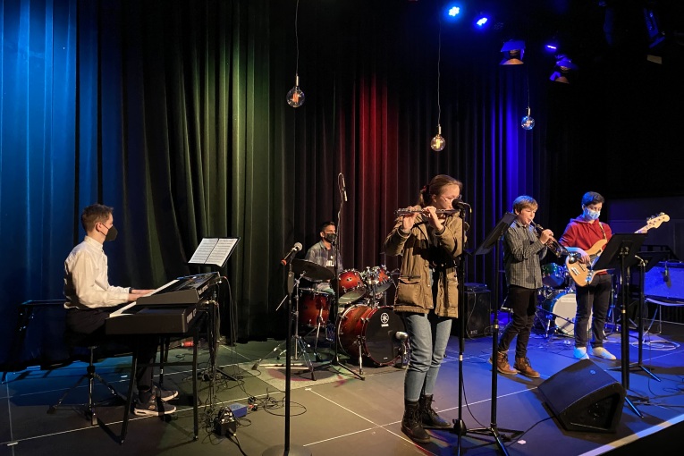 World Music Band auf der Bühne im großen Saal Auf AEG