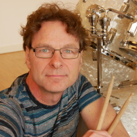 Axel Dinkelmeyer mit Schlagzeug