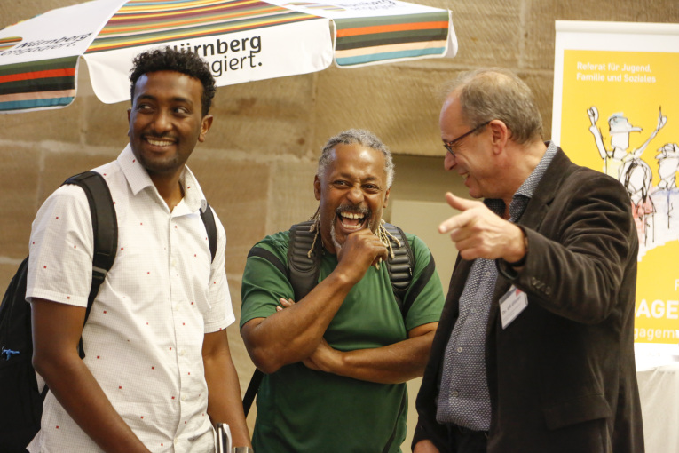 Zu Besuch auf der Freiwilligenmesse 2019: Zwei Gäste aus Bristol im Gespräch mit Uli Glaser