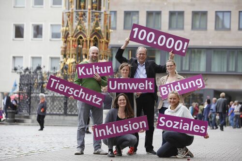 Das Team 'Nürnberg Engagiert' vor dem Schönen Brunnen auf dem Nürnberger Hauptmarkt
