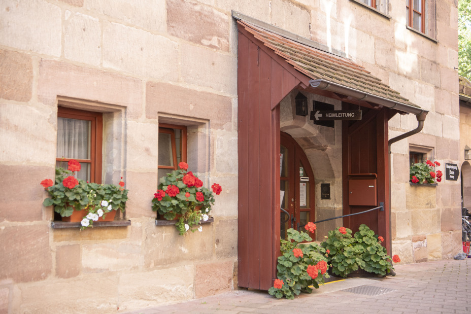 Bild © RENESCHWERDTEL.COM / RENE SCHWERDTEL Eingang zur Verwaltung des Heilig-Geist-Spitals, Bild © RENESCHWERDTEL.COM / RENE SCHWERDTEL