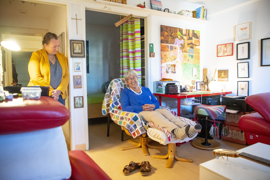 Bild © RENESCHWERDTEL.COM / RENE SCHWERDTEL Bewohnerin des Heilig-Geist-Spital sitzt in ihrer Wohnung im Sessel, Bild © RENESCHWERDTEL.COM / RENE SCHWERDTEL