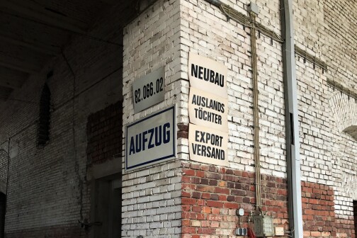 Beschriftungen an der Innenwand der Kongresshalle aus dem Quelle-Lager