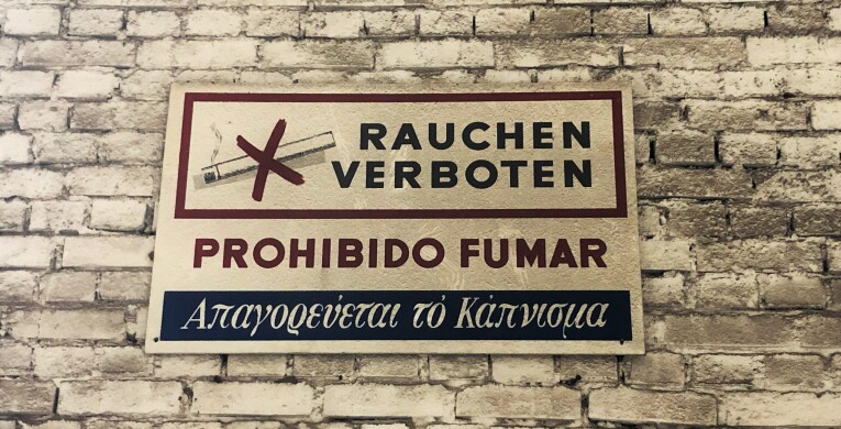 Rauchen Verboten Schild in der Kongresshalle