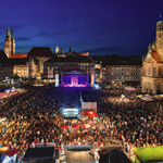 Große Menschenmasse vor der Hauptbühne des Bardentreffens auf dem Hauptmarkt von Nürnberg