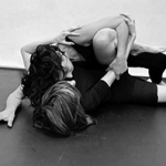 Zwei Tänzerinnen liegen ineinander verschlungen auf dem Boden
