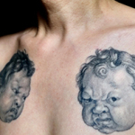 Sylvia B. mit Tattoo von Frank Cullmann, Nürnberg 2013. Motive nach Albrecht Dürer: Brustbilder zweier weinender Engelknaben und Totenschädel.