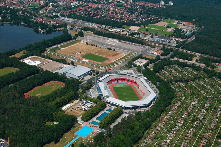 Luftaufnahme Stadion und Zeppelintribüne