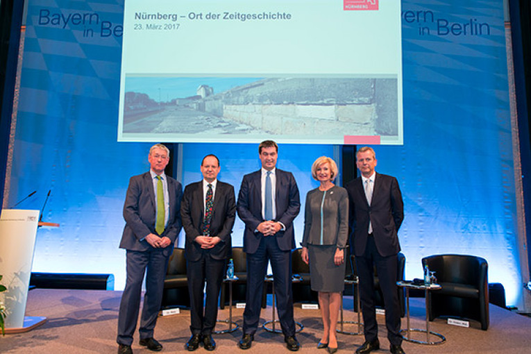 Gruppenfoto mit Prof. Dr. Eckart Conze, Prof. Philippe Sands, Dr. Markus Söder, Prof. Dr. Julia Lehner, Dr. Ulrich Maly