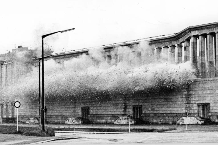 Sprengung der Pfeilerreihen auf der Zeppelintribüne