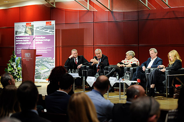 Diskussionsrunde mit Dr. Ulrich Maly, Staatsminister Dr. Ludwig Spaenle, Susanne Höhn, Prof. Neil Gregor, Moderatorin Prof. Dr. Charlotte Bühl-Gramer