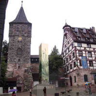 Stele mit Informationen zu Dürers Bild "Das Große Rasenstück" am Tiergärtnertorplatz