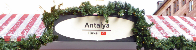 Schild der Antalya Bude am Markt der Partnerstädte