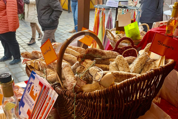 Korb mit Salamispezialitäten an der Nizza Bude am Markt der Partnerstädte