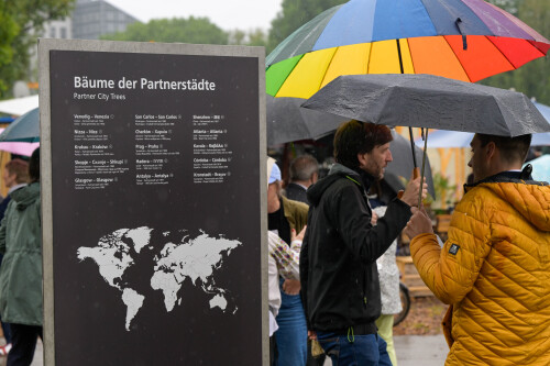 Einweihung der Bäume der Partnerstädte. Wöhrder Wiese, Informationsstele hinten