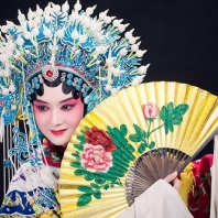 Frau in traditioneller chinesischer Kleidung