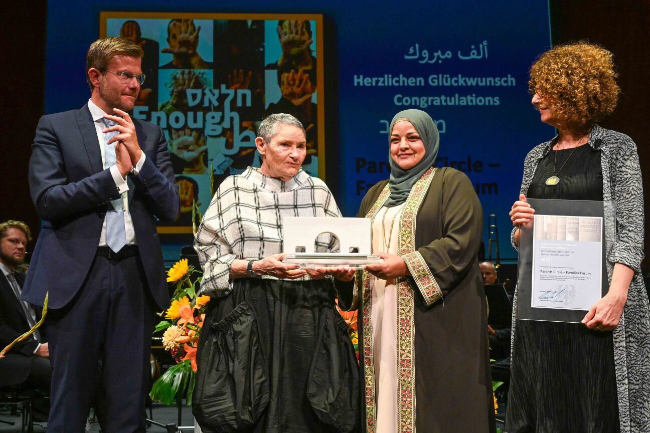 Am Sonntag, den 21. September 2025 hat Oberbürgermeister Marcus König (links), den internationalen Menschenrechtspreis 2025, an die Israelin Robi Damelin und der Palästinenserin Laila AlSheikh (v.links) von der israelitisch-palästinenserischen Versöhnungsinitiative Parents Circle- Families Forum ( PCFF) im Beisein der Laudatorin und Mitglied der Jury Nora Caravan-Cohen (rechts) überreicht.