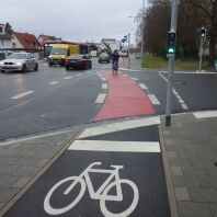 Neu gestaltete Gebersdorfer Straße: Rad- und Fußgängerüberweg.