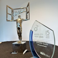 Diese beiden Access City Award-Trophäen für den zweiten Preis und den Sonderpreis für Inklusion im Sport gehen an die Stadt Nürnberg.