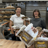 Britta Walthelm, Referentin für Umwelt und Gesundheit, zu Besuch in der Backstube der Bio-Bäckerei Imhof. Simone Imhof, Geschäftsführerin der Bäckerei, zeigte den Kindern, wie man richtig Teig knetet und Brezen schlingt. Dabei lernten die Kinder auch über den Wert von Bio-Lebensmitteln.