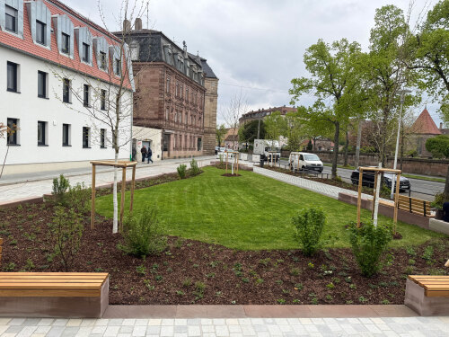 Auch bei diesem Pocket Park setzt Sör auf ein Entwässerungskonzept nach dem Schwammstadtprinzip. Er wurde am Dienstag, 21. April 2026, der Öffentlichkeit übergeben.