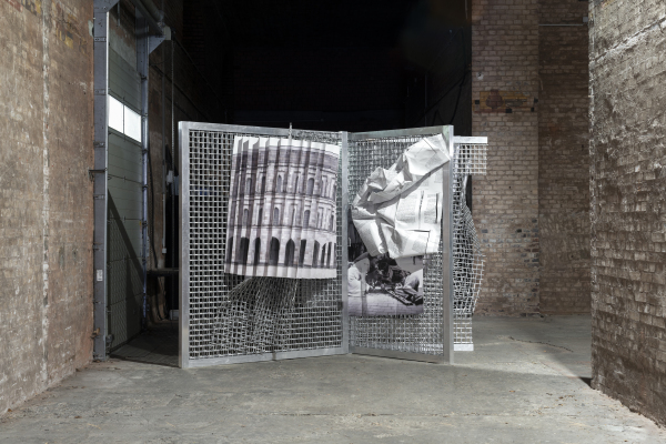 "Fascinating Fascism (Susan Sontag)" von Olaf Metzel: Eines der Werke, die in der Ausstellung "Oder etwa nicht?" in der Kongresshalle zu sehen sind.