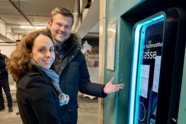 Nach Erwerb durch die Stadt Nürnberg ist das Parkhaus in der Frauengasse pünktlich zum Start in die Adventszeit wieder in Betrieb - sehr zur Freude von Oberbürgermeister Marcus König und Wirtschaftsreferentin Dr. Andrea Heilmaier.