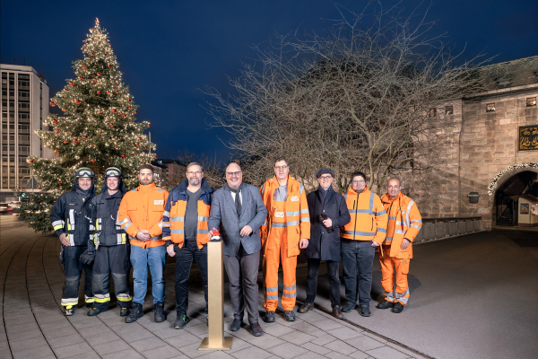 Mit dem Einschalten der 8 500 Lichter am großen Weihnachtsbaum auf dem Nürnberger Bahnhofsplatz am Donnerstag, 27. November 2025, verabschiedete sich Bürgermeister Christian Vogel in seinem letzten Jahr als „Lichter-Einschalter“ und dankte den Einsatzkräften der Feuerwehr sowie den Mitarbeitenden des Servicebetriebs Öffentlicher Raum. Die 12 Meter hohe Tanne aus dem Spessart, geschmückt mit 250 roten und weißen Kugeln, läutet pünktlich zur Eröffnung des Christkindlesmarkts die Adventszeit ein.