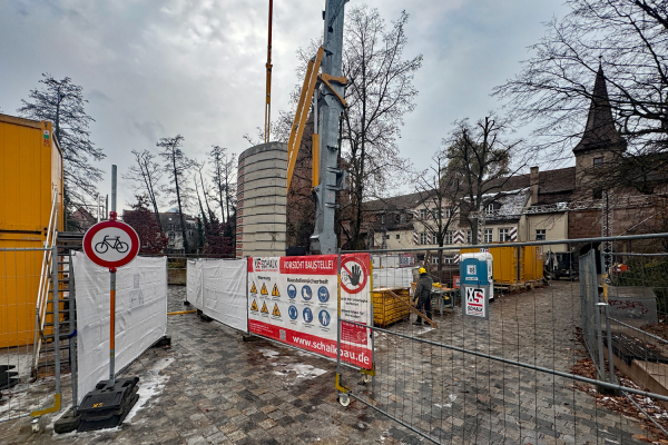 Nur für Fußgänger und Fußgängerinnen. Radfahrende können den engen Korridor nicht durchfahren und nehmen weiterhin die ausgeschilderten Umleitungen.