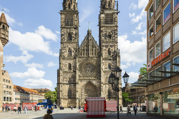 Neben St. Elisabeth und dem Em-eukal-Haus steht auch die Lorenzkirche zur Wahl. Ihre fein gegliederte Fassade lädt dazu ein, künstlerisch mit der Architektur zu spielen.