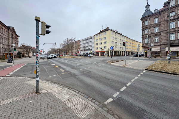 Die Sanierung der Willstraße führt zu Einschränkungen auf der Fürther Straße. An der Einmündung zur Fürther Straße wird die Fahrbahn eingeengt, sodass je Richtung nur eine Fahrspur zur Verfügung steht. Die gegenüberliegende Kernstraße ist während der Baumaßnahme zeitweise gesperrt.