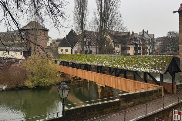 Der Henkersteg, eine überdachte Holzbrücke aus dem Jahr 1954, verbindet den Unschlittplatz mit dem Trödelmarkt. Nach der rund dreimonatigen Sanierung, ist der Steg nun wieder geöffnet.