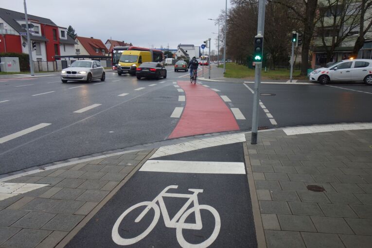 Neu gestaltete Gebersdorfer Straße: Rad- und Fußgängerüberweg.