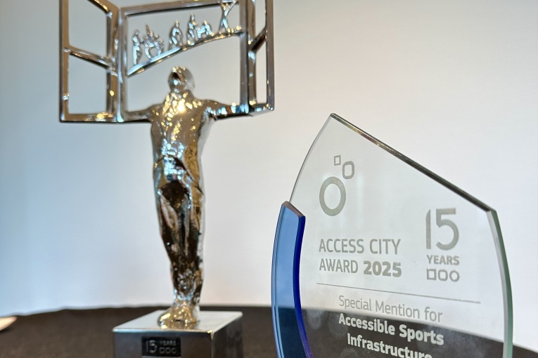 Diese beiden Access City Award-Trophäen für den zweiten Preis und den Sonderpreis für Inklusion im Sport gehen an die Stadt Nürnberg.