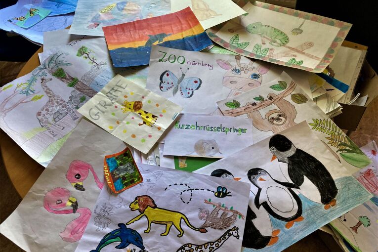 Rund 700 Kinder und Jugendliche hatten am ersten Ferientag 2023 ein selbstgemaltes Bild abgegeben und so freien Eintritt in den Tiergarten Nürnberg erhalten. Hier eine kleine Auswahl der Kunstwerke.