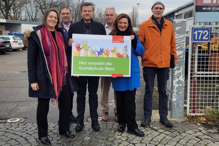 Standort für die Grundschule West gefunden: v. l. Elisabeth Ries (Sozialreferentin), Daniel F. Ulrich (Baureferent), Marcus König (Oberbürgermeister), Ralph Heimerl (Schatzmeister Bürgerverein Gostenhof-Kleinweidenmühle-Muggenhof und Doos e. V.), Cornelia Trinkl (Schulreferentin) und Heinz-Claude Aemmer (1. Vorsitzender Bürgerverein Gostenhof-Kleinweidenmühle-Muggenhof und Doos e. V.)