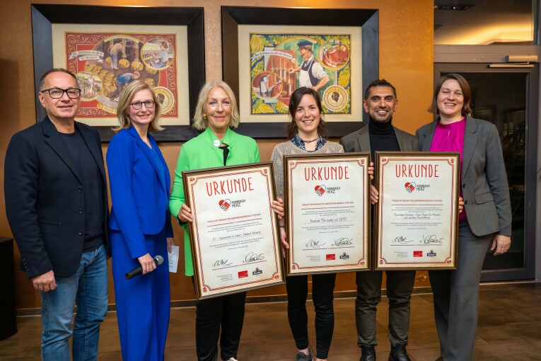 Kai Eschenbacher, Tucher Privatbrauerei, Dr. Barbara Sterl, Stabstelle Bürgerschaftliches Engagement der Stadt Nürnberg, Elfriede von Lüdinghausen, Seniorpartner in School, Miriam Degmayr, Deutsche Tier-Lobby e. V., Irfan Taufik, Theaterlabor Nürnberg, und Elisabeth Ries, Referentin für Jugend, Familie und Soziales der Stadt Nürnberg (v. li.)