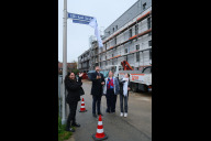 Bild Stadträtin Kerstin Böhm (links) und Oberbürgermeister Marcus König enthüllen gemeinsam mit Anwohnerinnen das Straßenschild. 