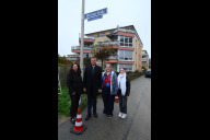 Bild Stadträtin Kerstin Böhm (links), Oberbürgermeister Marcus König und Anwohnerinnen unter dem neuen Straßenschild „Ellis-Kaut-Straße“. 