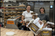 Bild Britta Walthelm, Referentin für Umwelt und Gesundheit, zu Besuch in der Backstube der Bio-Bäckerei Imhof. Simone Imhof, Geschäftsführerin der Bäckerei, zeigte den Kindern, wie man richtig Teig knetet und Brezen schlingt. Dabei lernten die Kinder auch über den Wert von Bio-Lebensmitteln.